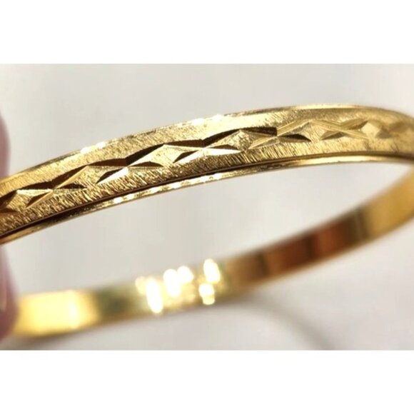 Gold Tone Etched Bangle Bracelet Signed - TRIFARI M - Picture 4 of 6